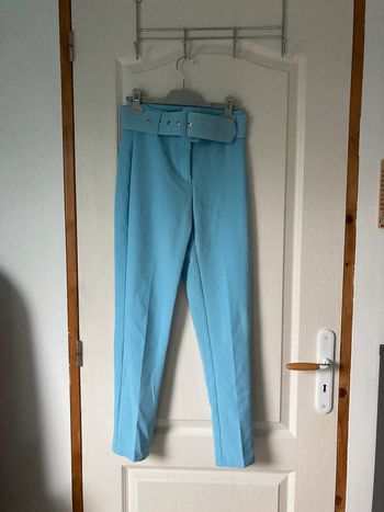 Pantalon tailleur bleu clair taille haute avec ceinture