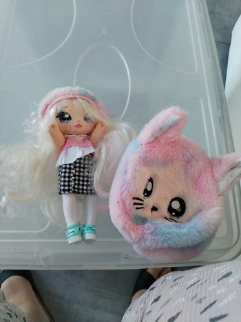 Poupée avec son sac na na na surprise