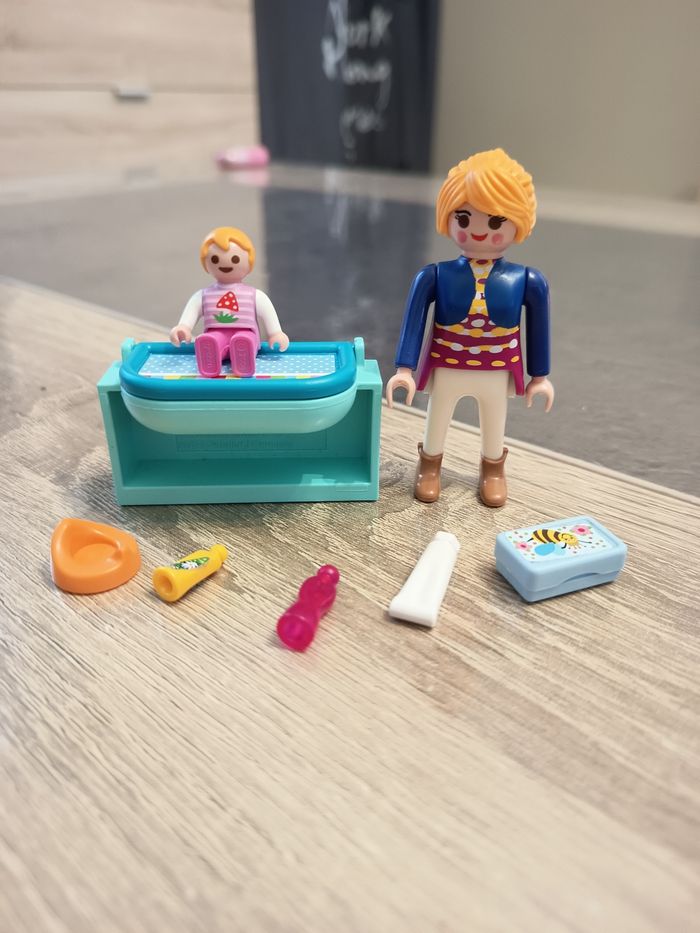 Playmobil spécial plus 5368 maman avec bébé et table langer