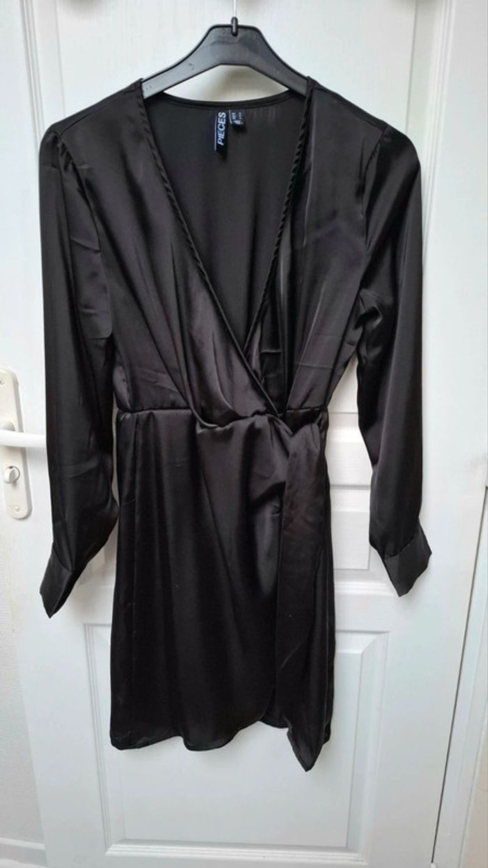 Robe noire satinée marque PIECES taille S - photo numéro 2