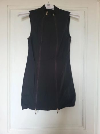 tunique avec fermeture et liseré rouge