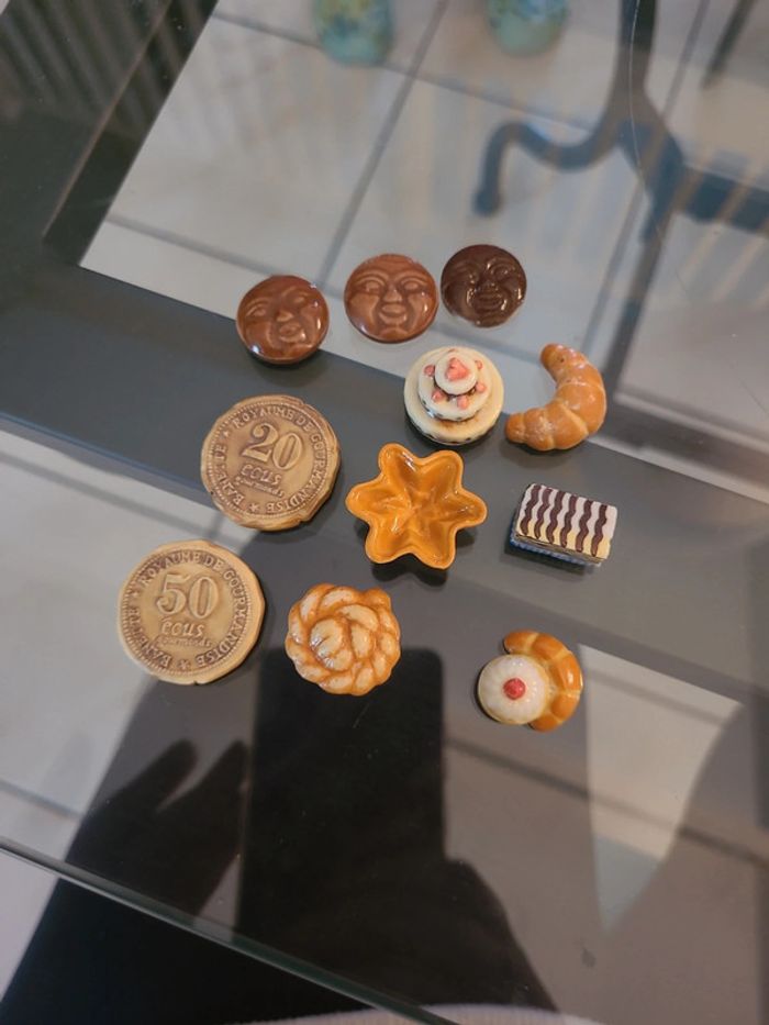 11 fèves porcelaine thème patisserie