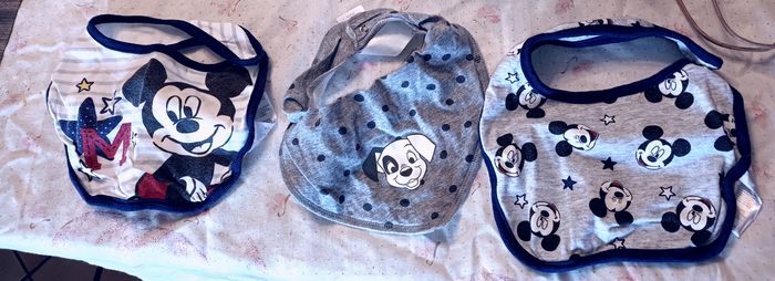 Lot de 4 bavoirs disney en tissu