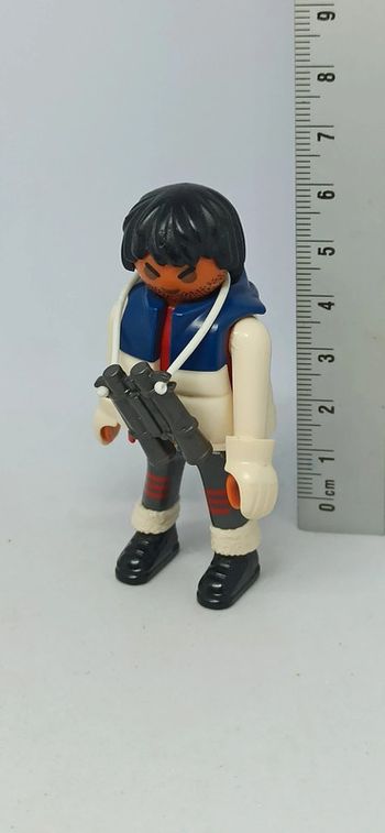 Homme avec gilet chaud blanc et moufles playmobil