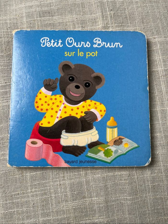 Petit ours brun sur le pot