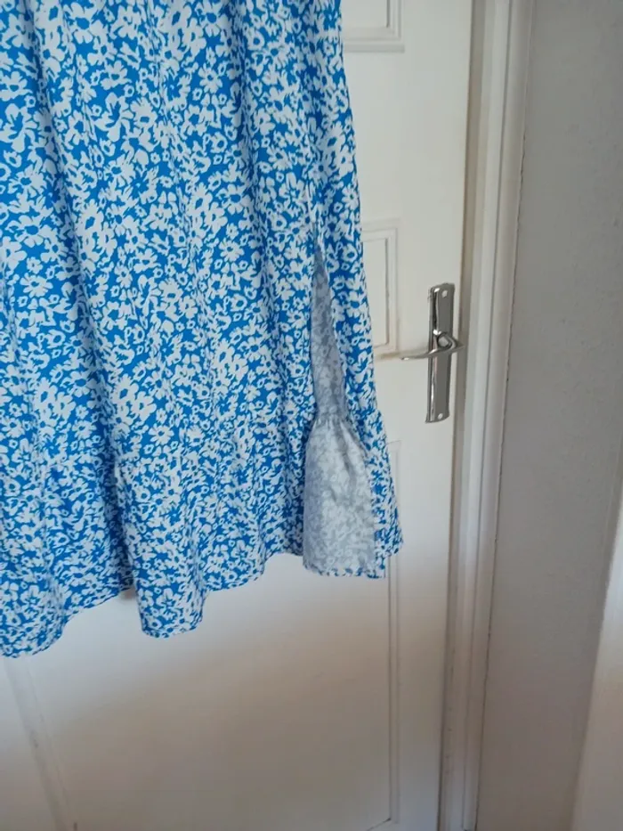 Robe bleu et blanche à fleurs - photo numéro 3