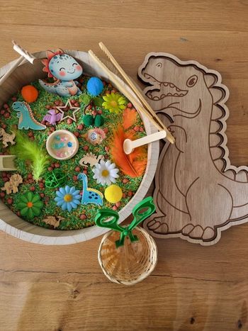 Kit de jeu de transvasement sensoriel riz coloré thème : Dinosaures 