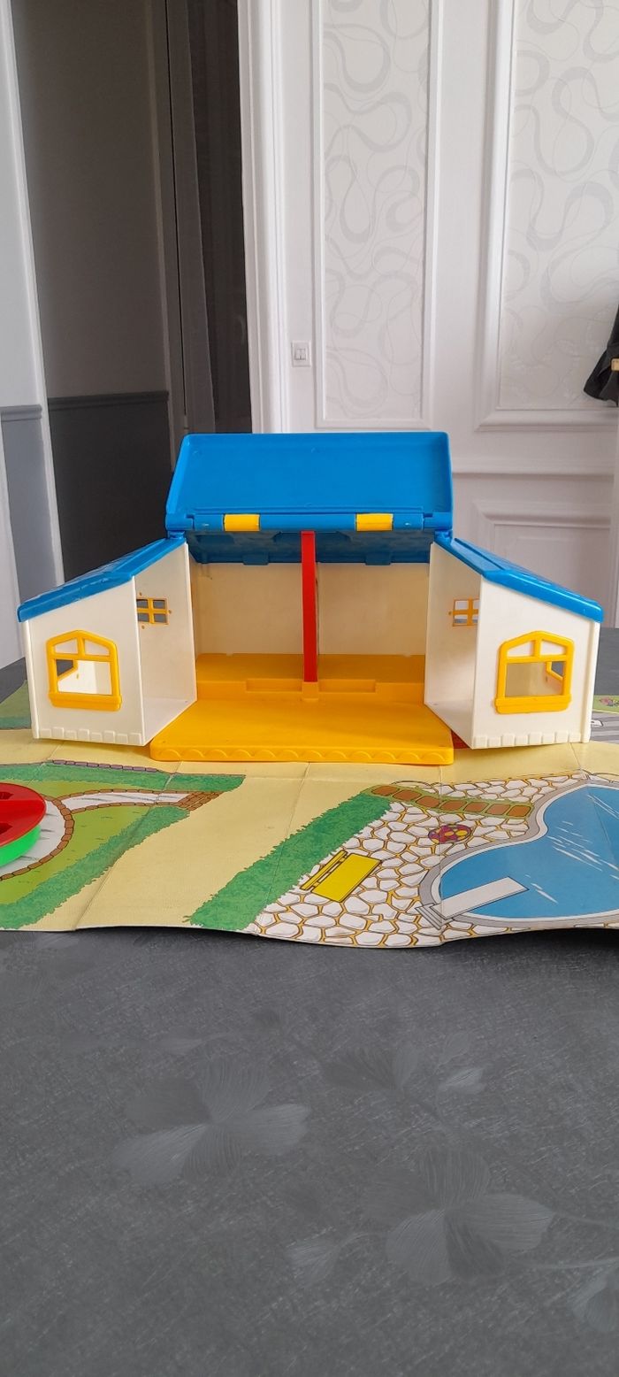 Maison avec personnages et accessoires - photo numéro 3