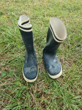 Bottes de pluie / de pêche marine et blanche. Taille 34. Aigle