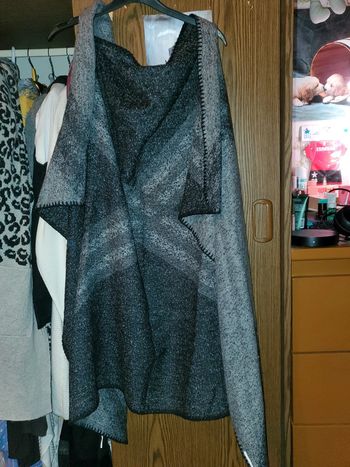 Poncho gris