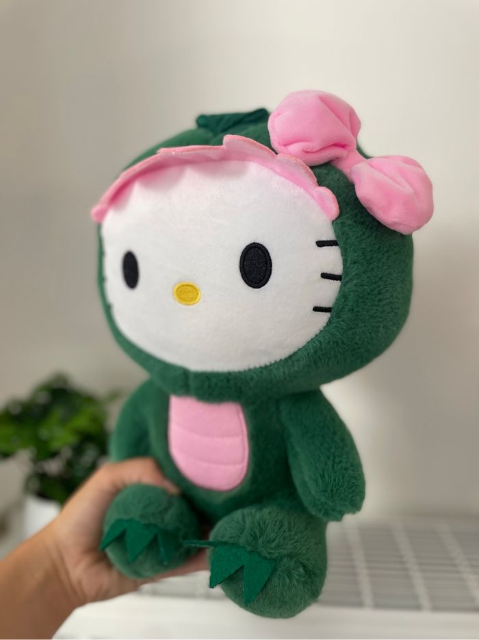 Peluche Sanrio Hello Kitty Dinosaure 🦖 - photo numéro 2