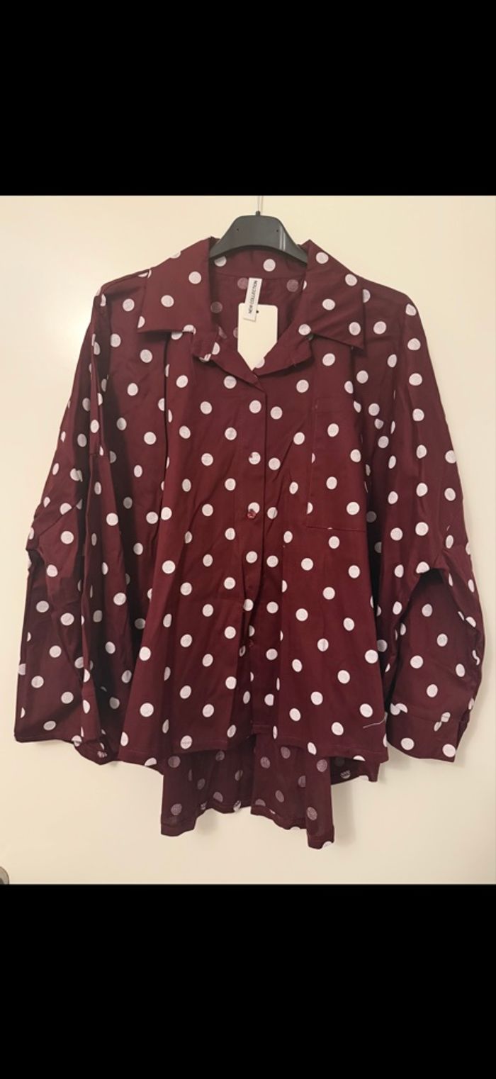 Chemise bordeaux à pois blancs oversize – style tendance