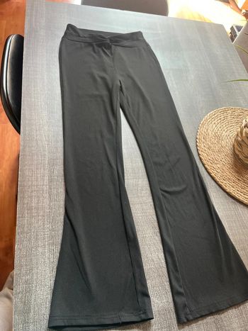 Pantalon taille S de couleur noir