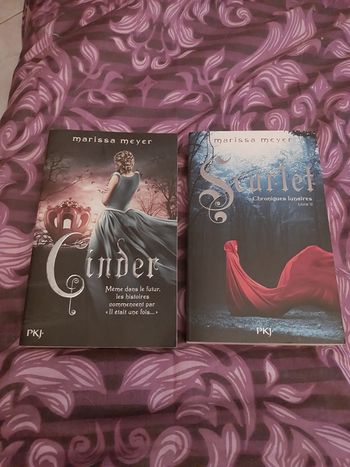 Romans Les Chroniques Lunaires tomes 1 et 2 Cinder et Scarlet Marissa Meyer