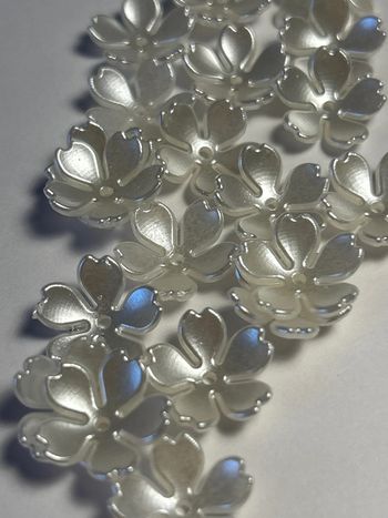 A174. Lot de 20 perles fleurs de cerisiers nacrées 16mm