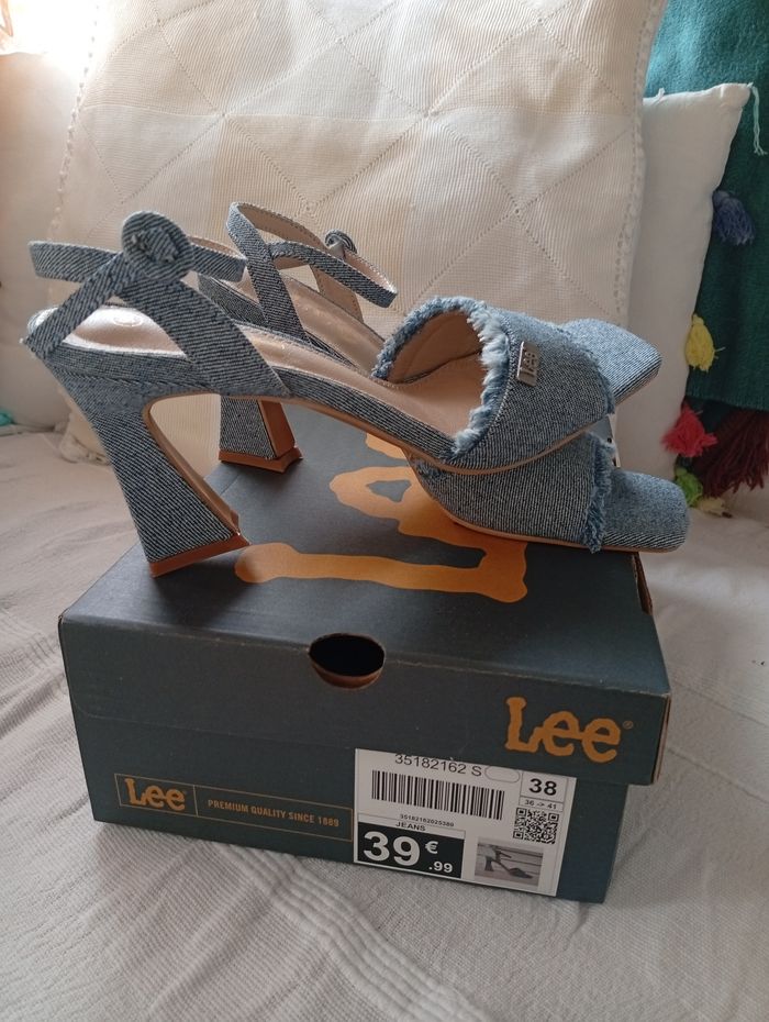 Sandales en jeans à talons. Lee 38 - photo numéro 2