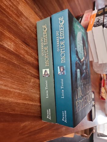 Lot de 2 livres : Guerre du monde Émergé