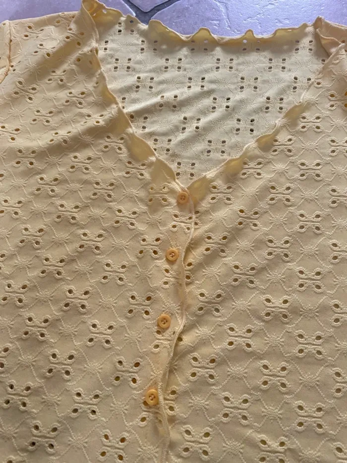 Superbe petite blouse ajouré jaune 🍋 citron taille unique excellent état - photo numéro 6