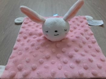 Petit doudou lapin rose