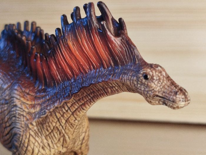 Schleich Amargasaurus Figurine dinosaure bordeaux et marron - photo numéro 3