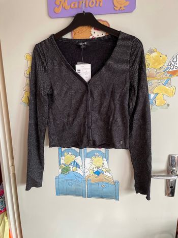 Tee shirt à manches longues noir à liserés argentés, taille Xs, marque Liberto.