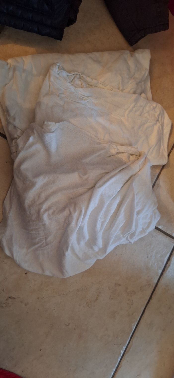 Lot 2 drap housse blanc avec couverture tissus accroché  matelas