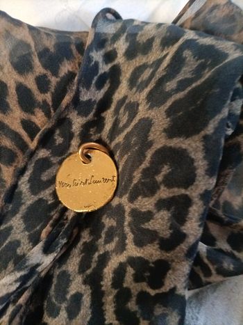 Écharpe Ive Saint Laurent  en très très bon état