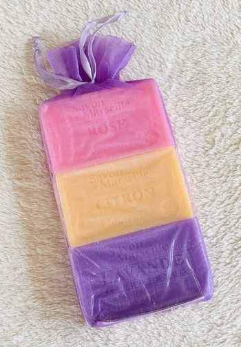 Lot de 3 savons en sac de organza violet