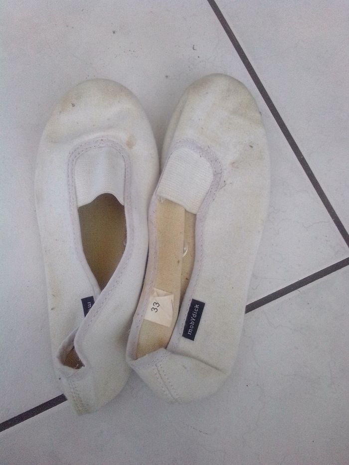 Lot de 4paires de chaussures t33(botte de neige,chaussons de gym baskets et chaussons) - photo numéro 9