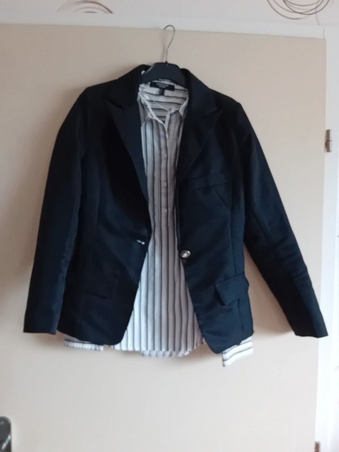 Veste de tailleur noir et son chemisier rayé