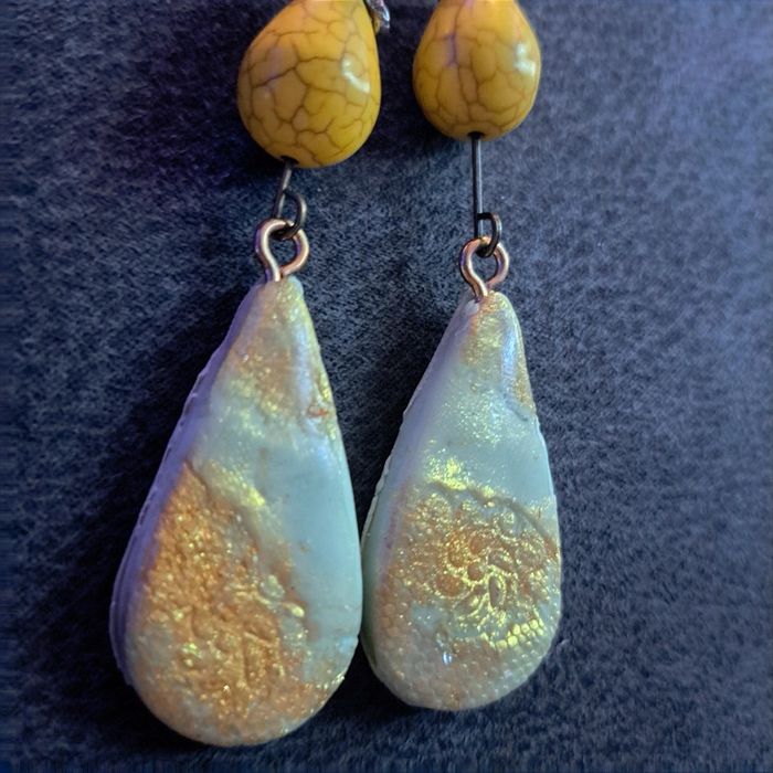 Boucles d'oreilles pendante en résine verte pale - photo numéro 7