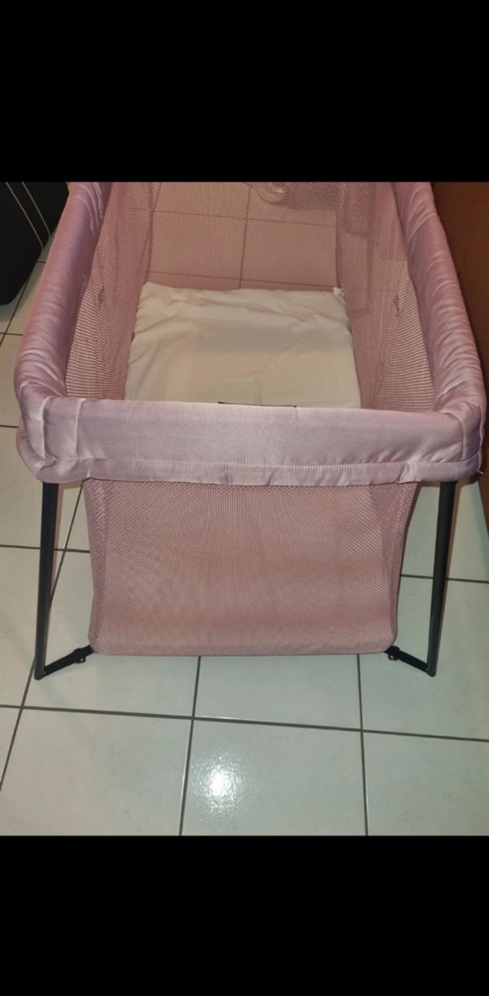 Lit babybjorn rose proche du neuf - photo numéro 5