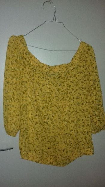 blouse courte Moutarde .Epaule decouverte. Taille 42