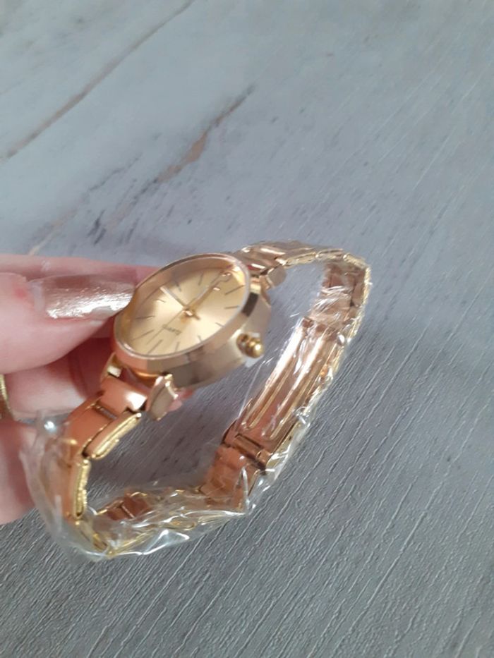 Montre femme dorée - photo numéro 2