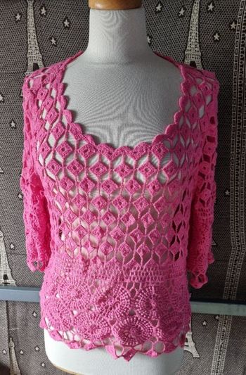 Haut rose brodé ajouré taille M