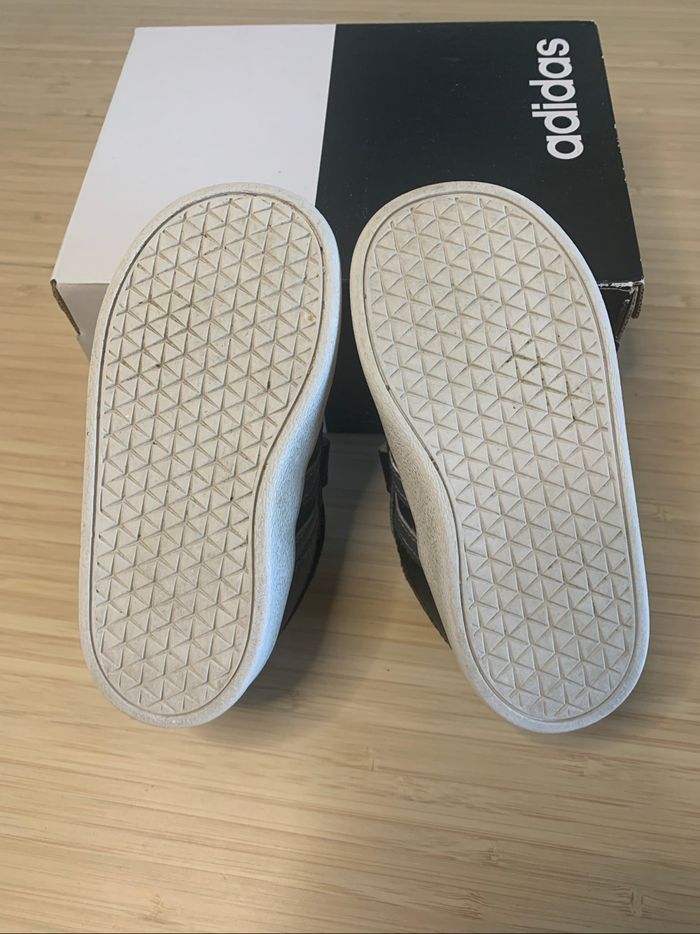 Baskets adidas taille 22 - photo numéro 5
