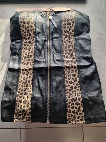 Haut moulant simili cuir épaules dénudées avec motif léopard et fermeture sur le devant