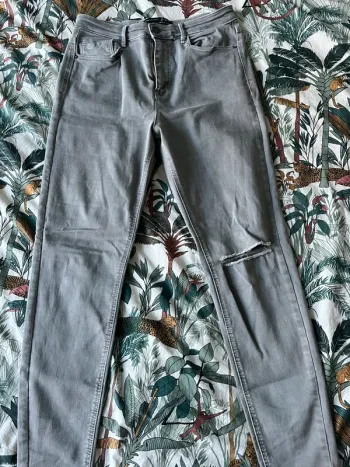 Jean gris stradivarius 42 neuf