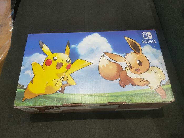 Carton de la console Nintendo Switch avec pokeball édition pokemon - photo numéro 4
