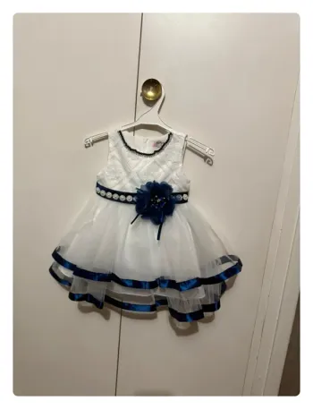 Robe festive blanche et bleue