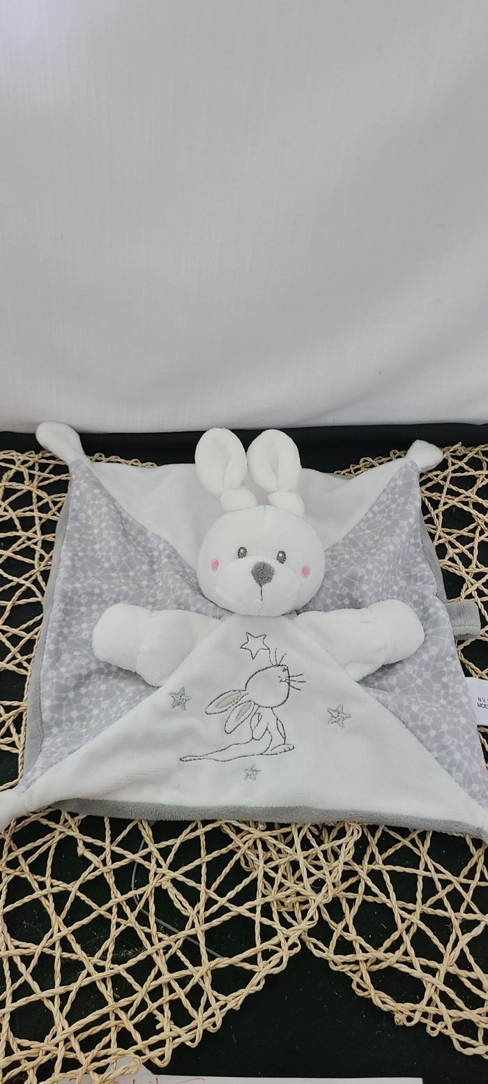 Lapin SIMBA (Kiabi) doudou carré plat blanc et gris