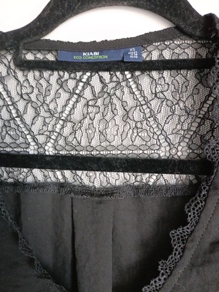 Top noir manche courte effet satiné dentelle Kiabi XS /S – Très bon état - photo numéro 3