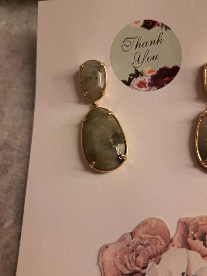 Boucles d'oreilles pendante grise et doré - photo numéro 5