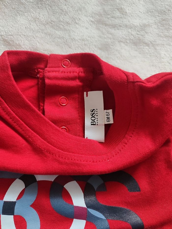 Tee shirt manches longues rouge Hugo Boss taille 6 mois - photo numéro 3