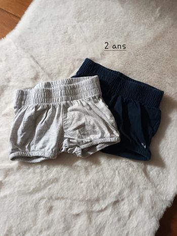 Lot 2 shorts taille 2 ans