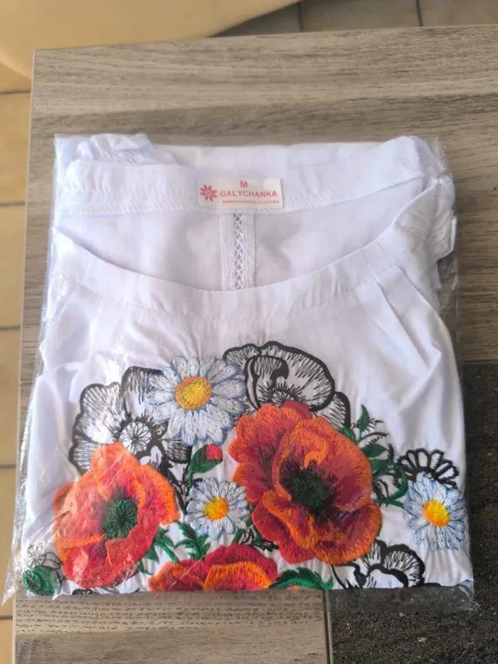Magnifique blouse avec broderies fleurs - photo numéro 10