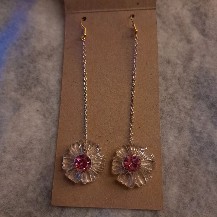 Boucles d'oreilles pendante en résine fleur - photo numéro 2