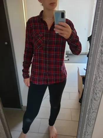Chemise à carreaux rouge et noire