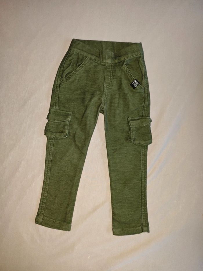 Joli pantalon type Cargo souple 3 pommes 18-24 mois