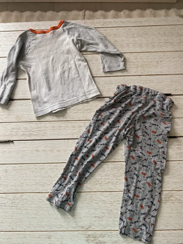 Pyjama deux pièces + un pantalon 3/4 ans - photo numéro 3